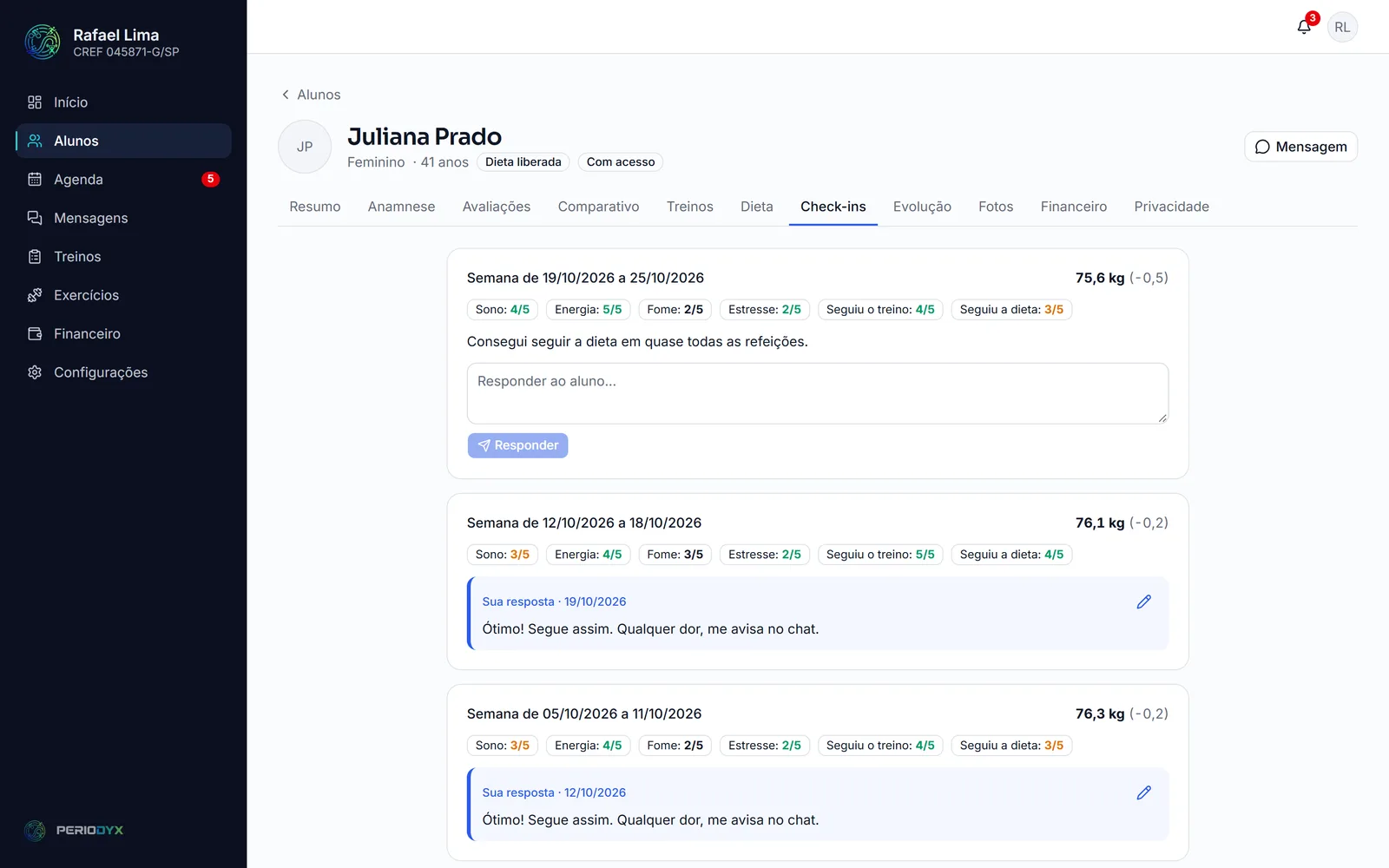 Check-ins semanais da aluna com notas e gráfico de peso